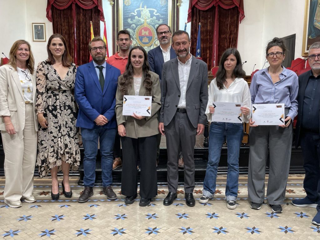La Asociación de Informadores de Elche entrega los diplomas a los ganadores de la III edición del Premio Vicente Verdú de Periodismo e Innovación
